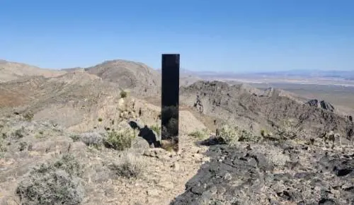 Spunta un nuovo monolite nel deserto: il nuovo mistero dopo gli avvistamenti del 2020