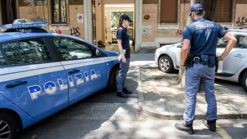 Le immagini nel telefono della 16enne poi la denuncia: arrestato insegnante accusatodi pedopornografia