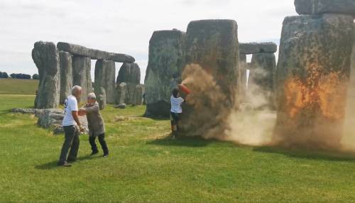 Vernice arancione sui monoliti di Stonehenge, l'ultima follia degli ambientalisti