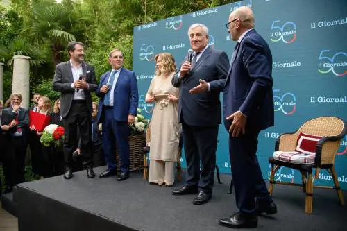 Mezzo governo sale sul palco. Tajani: "Al Giornale per libertà"