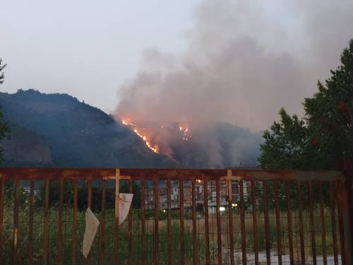 Il maxi incendio che ha devastato la collina dei Camaldoli a Napoli