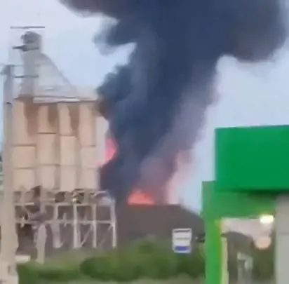 Maxi blitz dei droni ucraini in Russia: colpiti depositi di petrolio, uccisa una donna