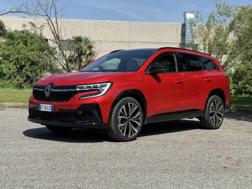 Renault Espace E-Tech: viaggiare con tutta la famiglia spendendo poco. A chi serve il diesel?
