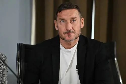 "La depandance è abusiva". Il Comune di Roma contro Totti, cosa è successo