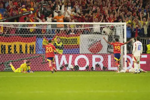 La Spagna domina l'Italia: l'autorete di Calafiori condanna gli azzurri