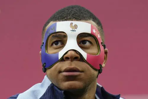 Mbappé uomo mascherato sfida CR7 lacrime e zero gol