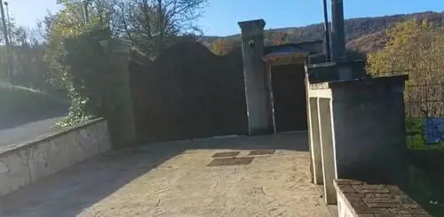 Immersa nel verde, un grande salone e una palestra: com'è la villa di Roberto Baggio