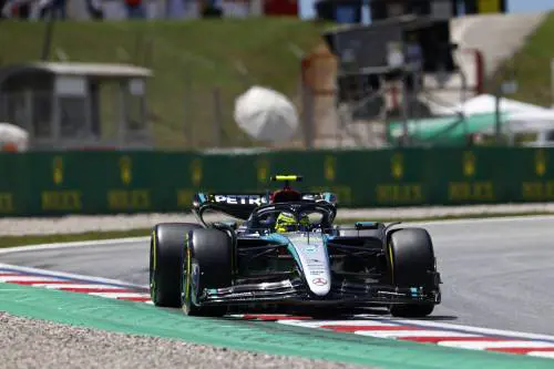 F1, nelle libere di Barcellona Hamilton la spunta su Sainz. Leclerc finisce sesto
