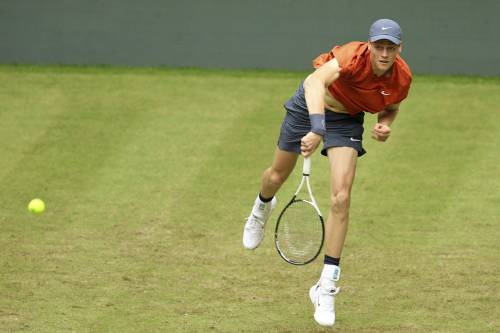 Sinner soffre ma vince, semifinale ad Halle: Struff sconfitto in tre set