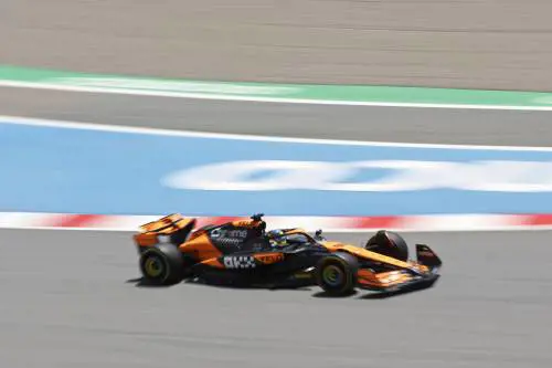 F1, Norris beffa Verstappen nelle qualifiche a Barcellona. Ferrari in terza fila