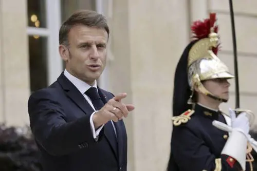 Diritti trans: la furba gara tra Macron e i socialisti