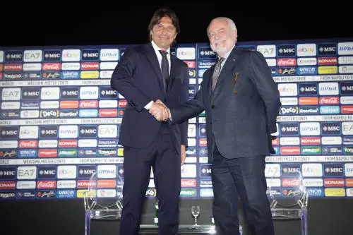 Conte apre il suo "teatro napoletano"