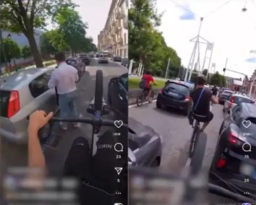 Bike Life, la sfida dei giovani in bici in mezzo alle auto in corsa