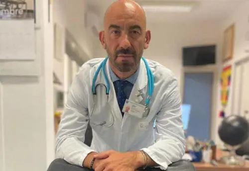 Estate 2024, infezioni estive e nuova variante Covid: risponde Bassetti