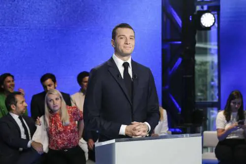Bardella favorito al primo turno. E la Francia "chiama" la piazza