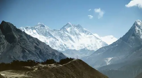 L'Everest si scioglie e parte la cordata per i cadaveri