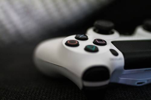 Bullismo e schiavitù da videogame: arrivano i Servizi sociali. Cos'è successo a un giovane