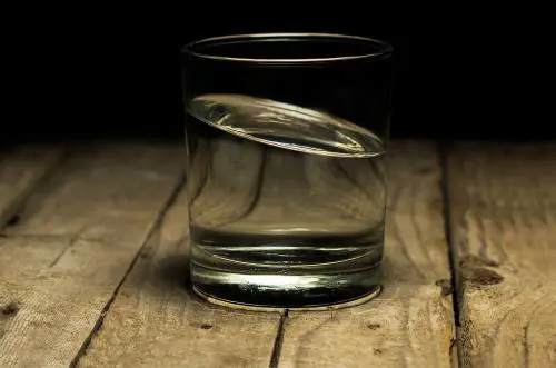 Sgonfiarsi con la "dieta dell'acqua giapponese": come funziona e benefici