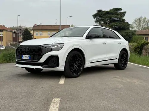 Audi Q8 2024: al volante del SUV-ammiraglia con il possente motore diesel V6 