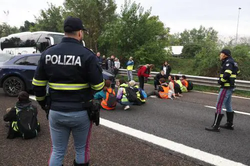 Carcere per chi blocca strade e ferrovie: il ddl Sicurezza colpisce così Ultima generazione e pro-Palestina