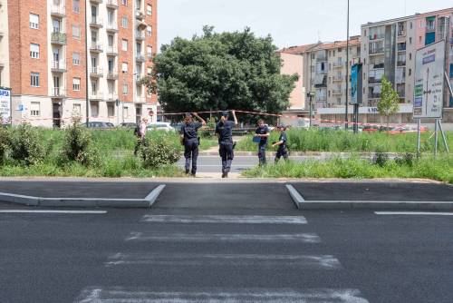 Torino, travolta dal camioncino dei rifiuti, donna muore a 59 anni. Le immagini