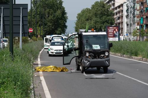 Torino, il camioncino della spazzatura travolge e uccide sul colpo una donna