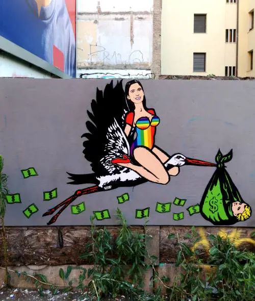 Schlein vola con la maternità surrogata: il murale Lgbt a Milano