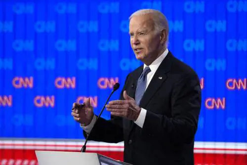 Disastro Biden, lui non molla. I Dem nel panico: "Si ritiri"