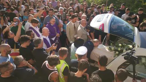 Le lacrime per Thomas: "Droga, la nuova lebbra"