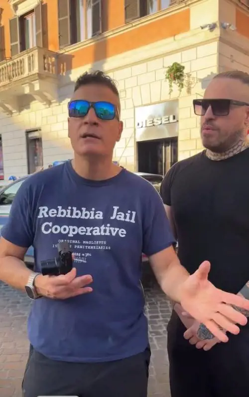 "Pestati dai borseggiatori". Aggredito lo youtuber che denuncia il degrado di Roma