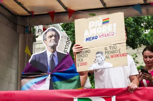 Pride tra provocazioni e polemiche. Il Pd: "Chi non è presente è omofobo"