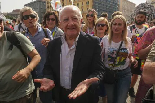 De Luca campione di "transformismo" sale sul carro arcobaleno della leader Pd