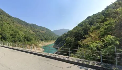 Sbatte contro la moto del fratello e cade in un dirupo: muore 28enne a Brescia