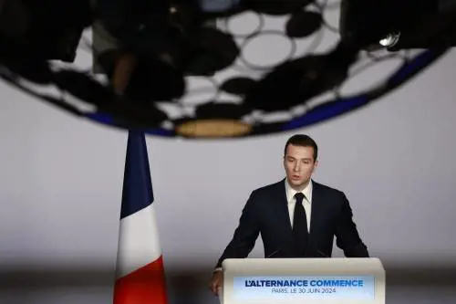 Bardella portato in trionfo. "Ma serve l'ultimo sforzo. No al patto dei peggiori"