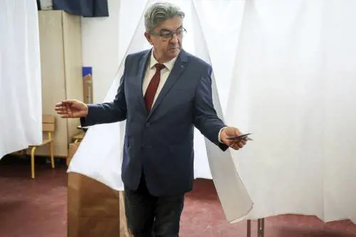 Mélenchon rinnega l'ego e apre all'accordo. "Non lascerò che l'estrema destra vinca"