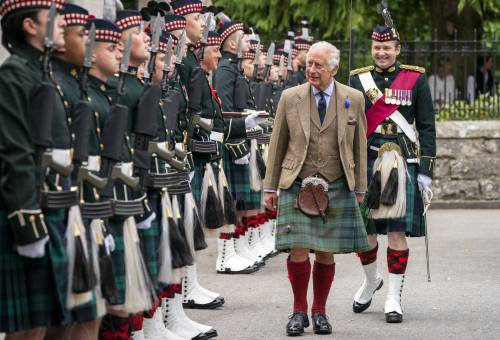 Un tè per 150 sterline. Carlo III apre Balmoral ai turisti, ma William non è d’accordo   