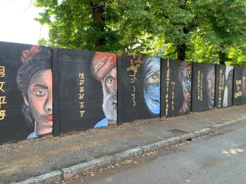 La sinistra autorizza il murales con turbante e hijab. Ira della Lega a Piacenza