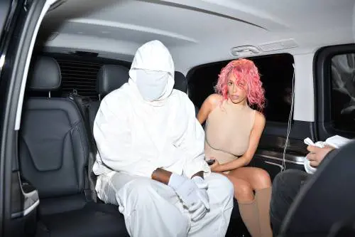 "Schiavitù e diffusione di materiale pornografico". I lavoratori contro Kanye West