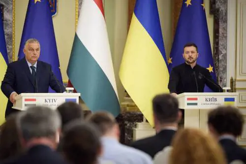 Orban a Kiev spinge per la tregua. Ma Zelensky avverte: "Serve pace giusta"
