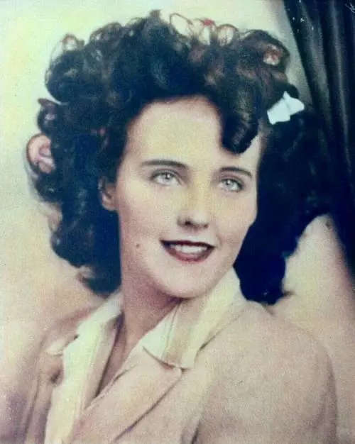 La bocca aperta da orecchio a orecchio, il taglio sulla vita: l'orrore sul corpo della "Black Dahlia"