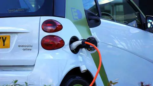 Ue, mezzo passo indietro sul diktat auto elettrica