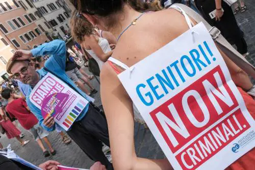 Maternità surrogata, primo sì alla proposta per il reato universale. Ora il testo alle Camere