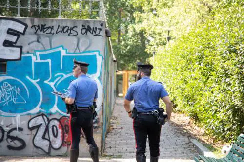 "Vieni, ti diamo la cocaina". Poi i tunisini la violentano