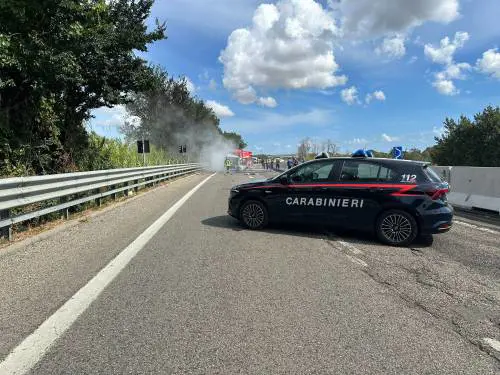 Assalto a un portavalori nel Brindisino: spari e auto in fiamme sulla statale 613