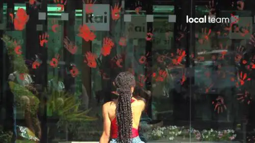Bambole e vernice rossa alla Rai: il blitz di "Bruciamo tutto" a viale Mazzini