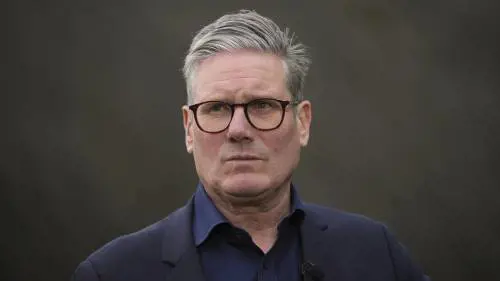 Poco carismatico e leader "popolare": chi è Keir Starmer, nuovo primo ministro del Regno Unito