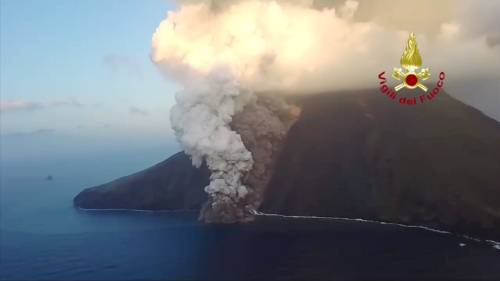 Stromboli in eruzione: l'enorme colonna di nube e cenere fin sul mare