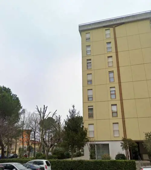 I biglietti d'addio poi il salto nel vuoto dal quinto piano: madre si butta col figlio in braccio a Rimini