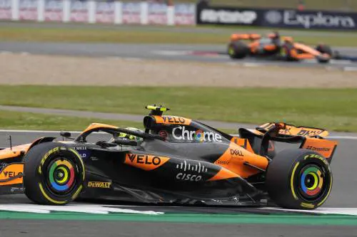 F1, in Inghilterra Norris è il più veloce nelle libere: Leclerc solo sesto, Sainz 8°