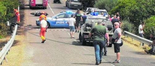 Tre amici motociclisti morti contro un'auto. Incendio dopo lo scontro